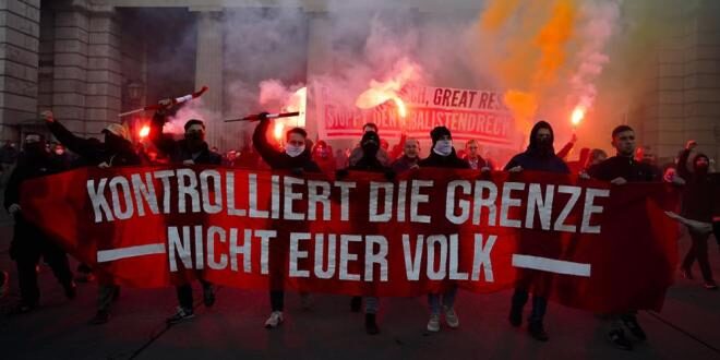 Австрия: Десятки тысяч человек, в том числе многие из крайне правых, протестовали против предстоящего закрытия