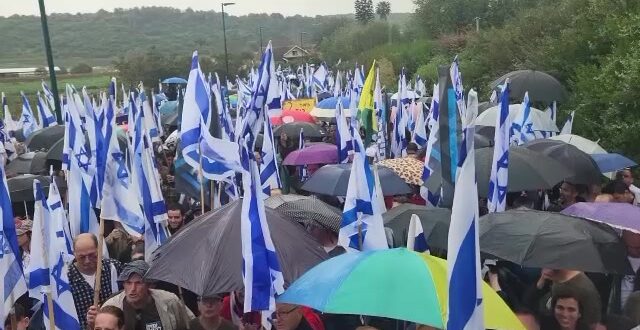 Тысячи протестующих у дома министра Галанта: "Вы сказали, что законодательство должно быть остановлено, так что действуйте!"