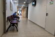 Подозрение: Житель Нетании устроил дебош в отделении медицинского страхования, угрожал врачу и сломал стул